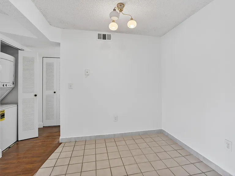 300 Palm Cir W #305 — Photo 11