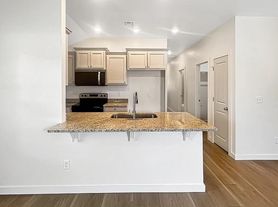 805 SW Summit Ave