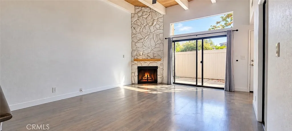 2 bed, 1.5 bath, 1295 sqft, $4,250 — Photo 2