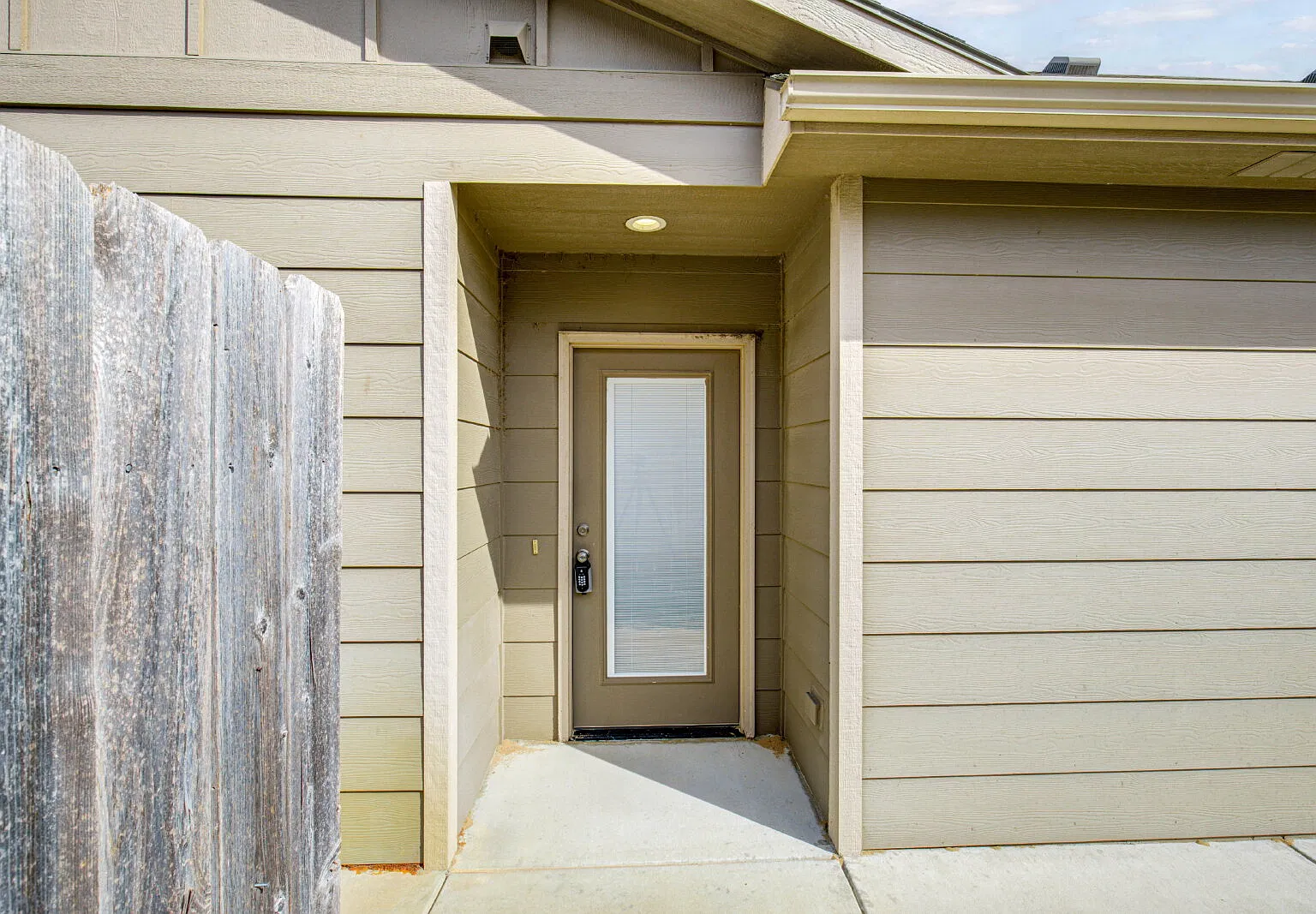 3 bed, 2.0 bath, 1093 sqft, $1,495 — Photo 2