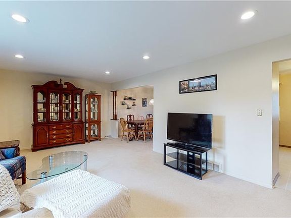 5th image of 827 E Hillsdale Ave