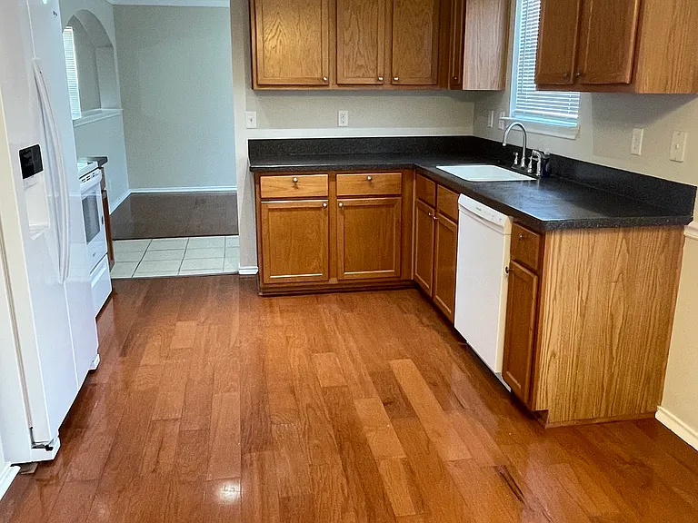 10306 Buescher Ln — Photo 6
