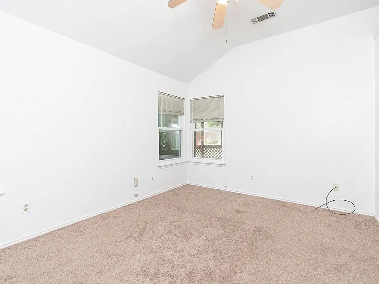 2406 Cactus Dr — Photo 15