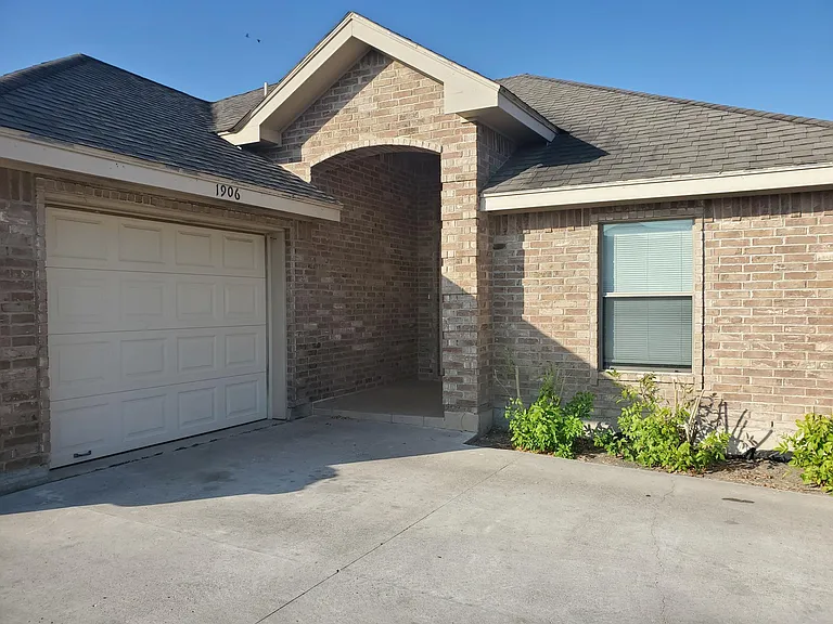 1906 Treasure Oaks Dr — Photo 5