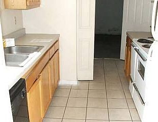 3rd image of 1112 N Lincoln St