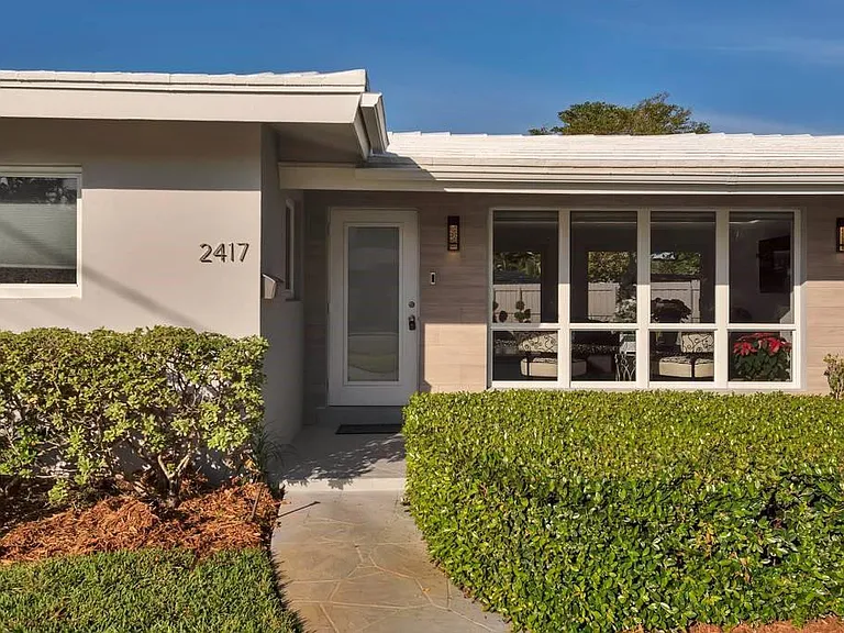 2417 Bayview Dr — Photo 2