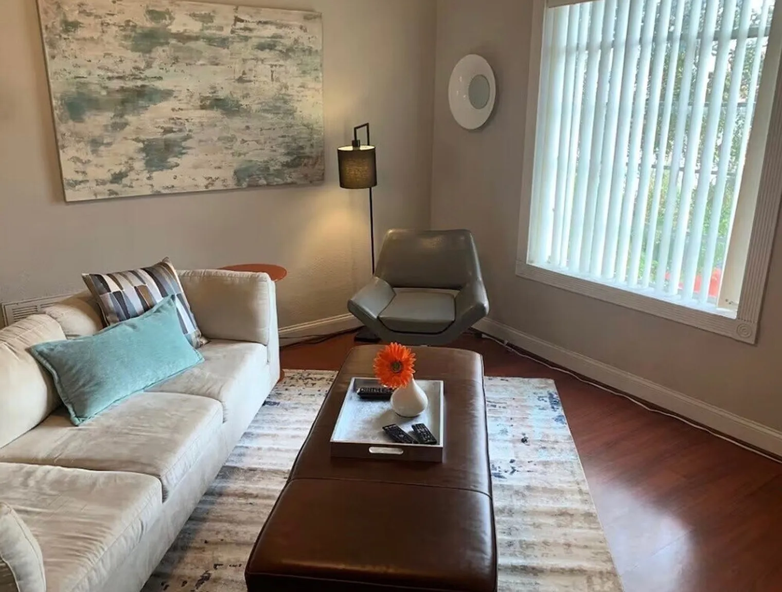 1 bed, 1.0 bath, 592 sqft, $1,968 — Photo 1
