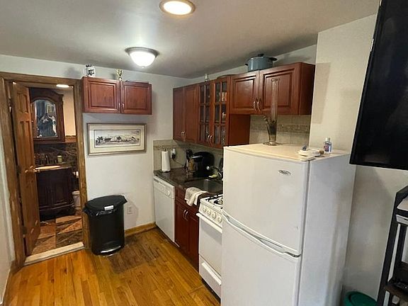 2nd image of 126 E 7th St #3AD