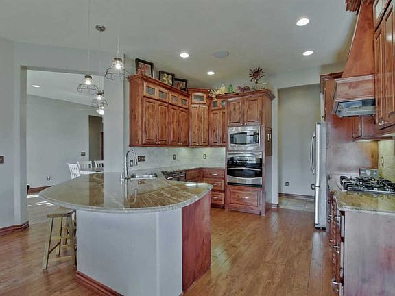 3rd image of 206 N Meadowlark Ct