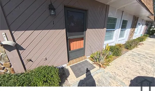 6189 Chesham Dr — Photo 12
