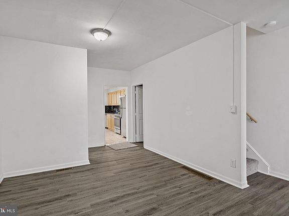 5th image of 206 Baldwin St