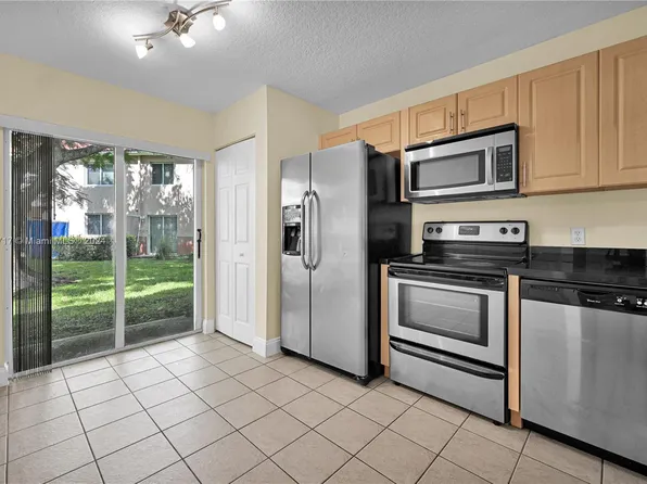 3790 N Jog Rd APT 104, Royal Palm Beach, FL 33411