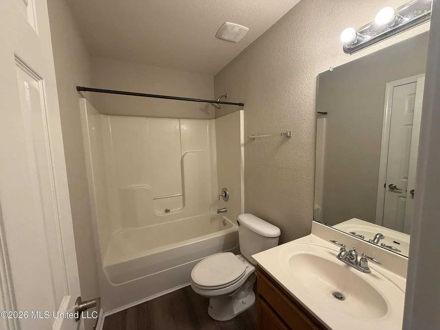 3 bed, 2.0 bath, 1750 sqft, $1,800 — Photo 4