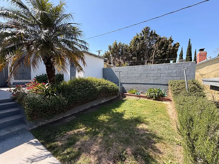 586 E Fairview Blvd — Photo 16