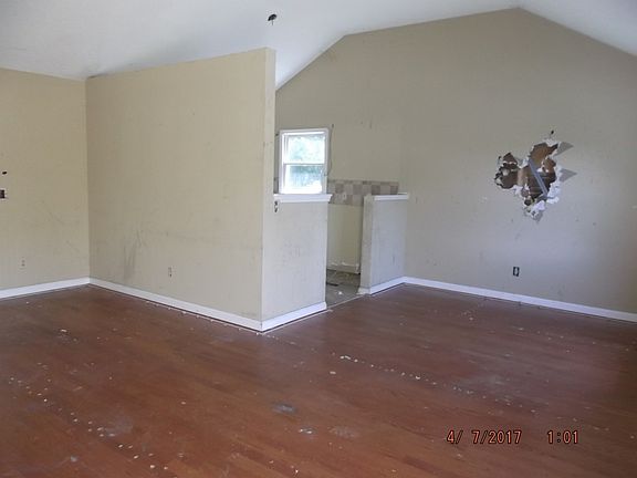 3rd image of 15 Black Jack Mountain Cres