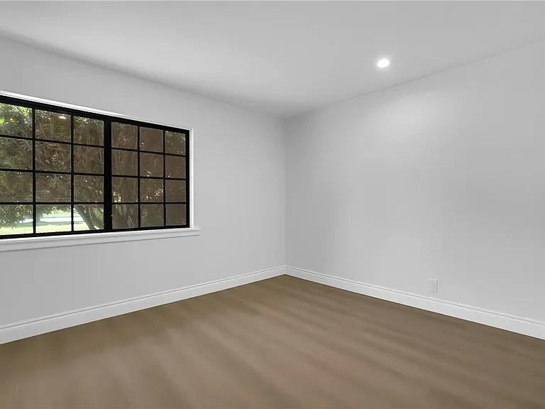325 W Le Roy Ave — Photo 22