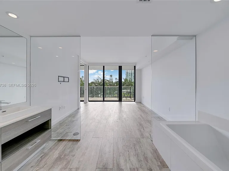 650 NE 32nd St #802 — Photo 14