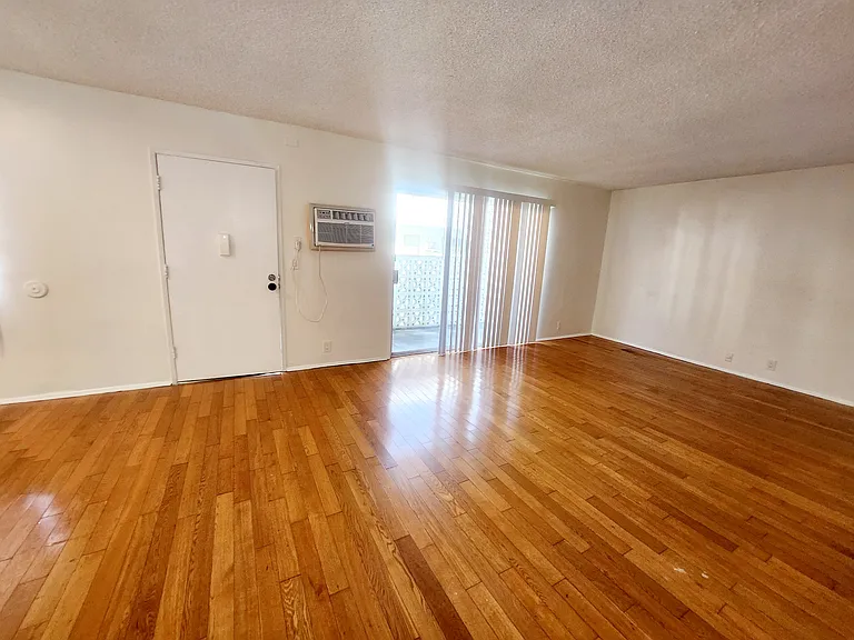 425 N Hobart Blvd — Photo 41
