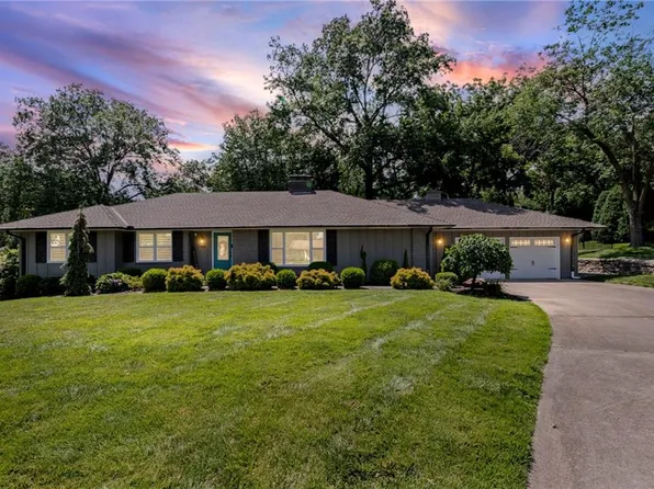 9832 Overbrook Ct, Leawood, KS 66206