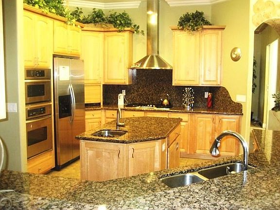 very open floor plan great kitchen