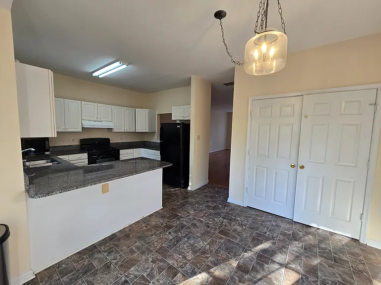 Kitchen and breakfast area