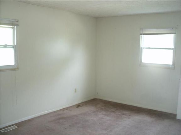 4th image of 933 Cambridge Dr