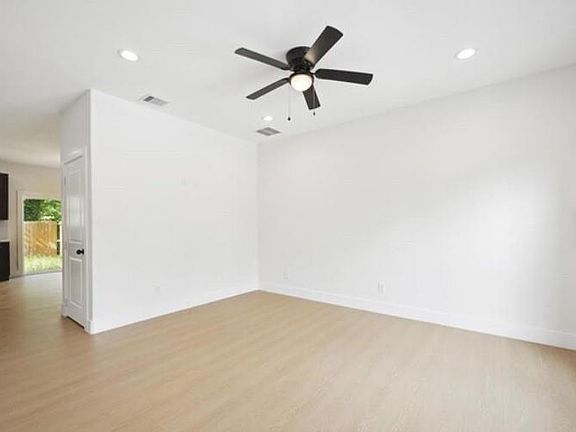 3rd image of 4605 Newberry St