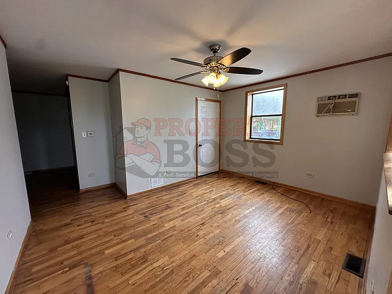 209 E Center St — Photo 3