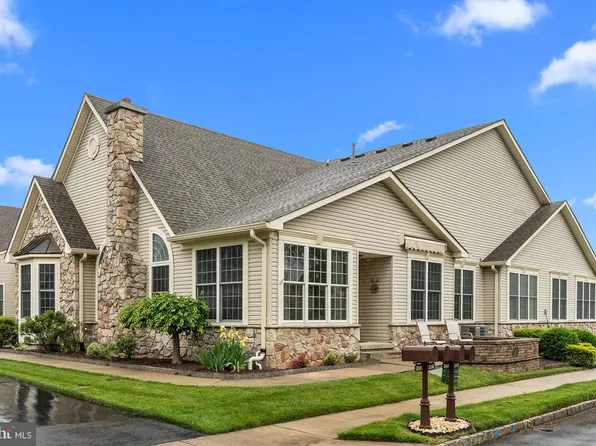 240 Sugarberry Ln, Langhorne, PA 19047