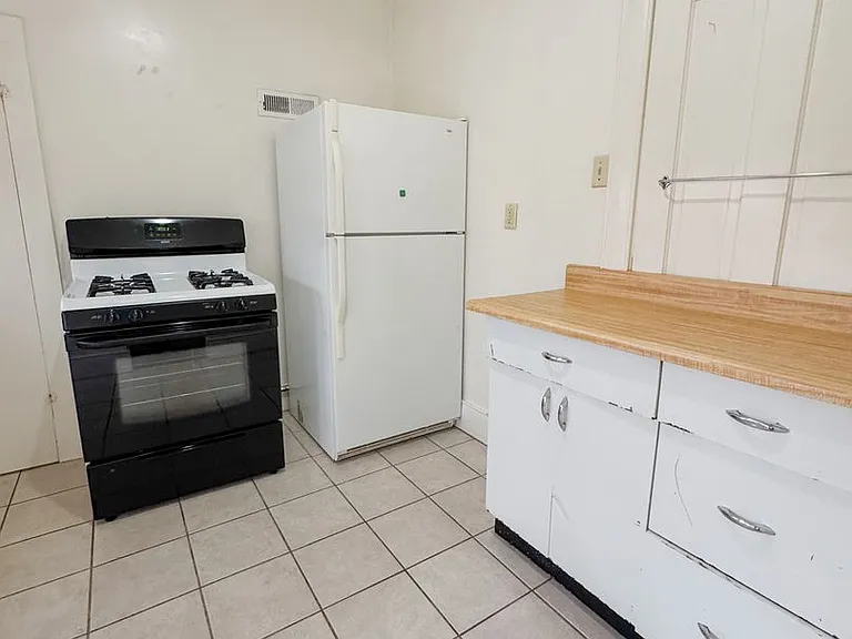 375 W Burkitt St — Photo 4