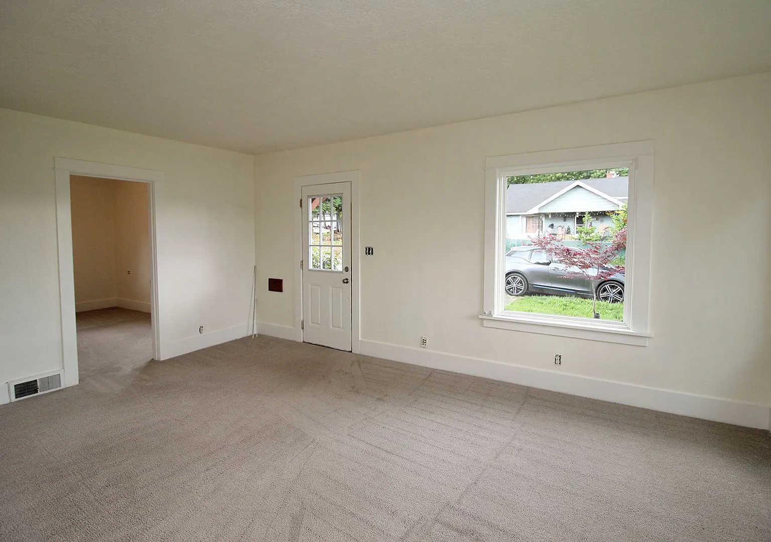 Freshly Updated 2 Bedroom Parkrose Bungalow — Photo 3