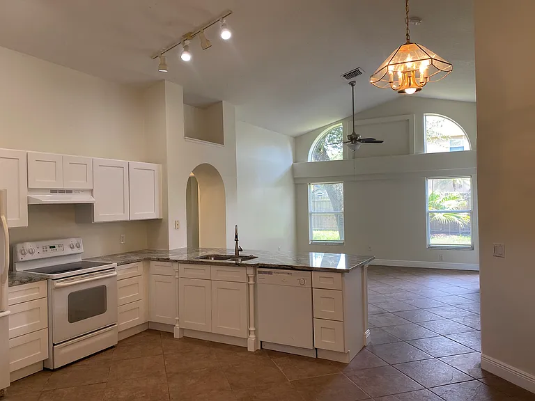 2409 Clareside Dr — Photo 8
