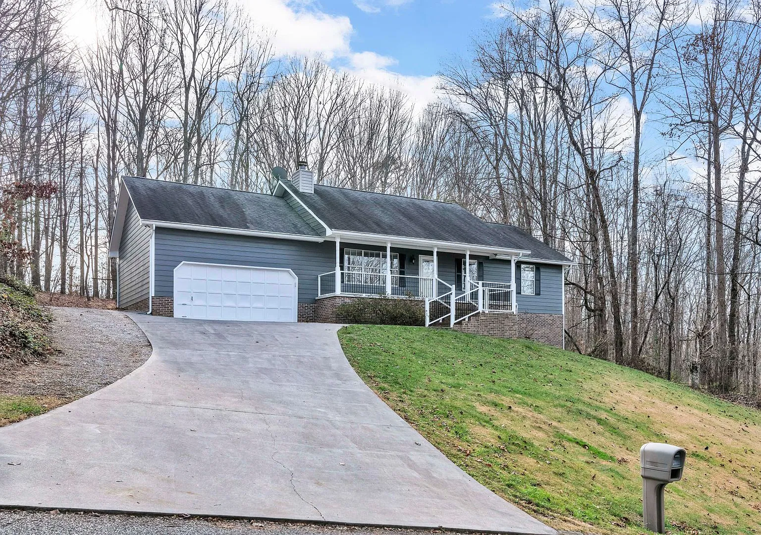 3 bed, 2.0 bath, 1420 sqft, $2,400 — Photo 1