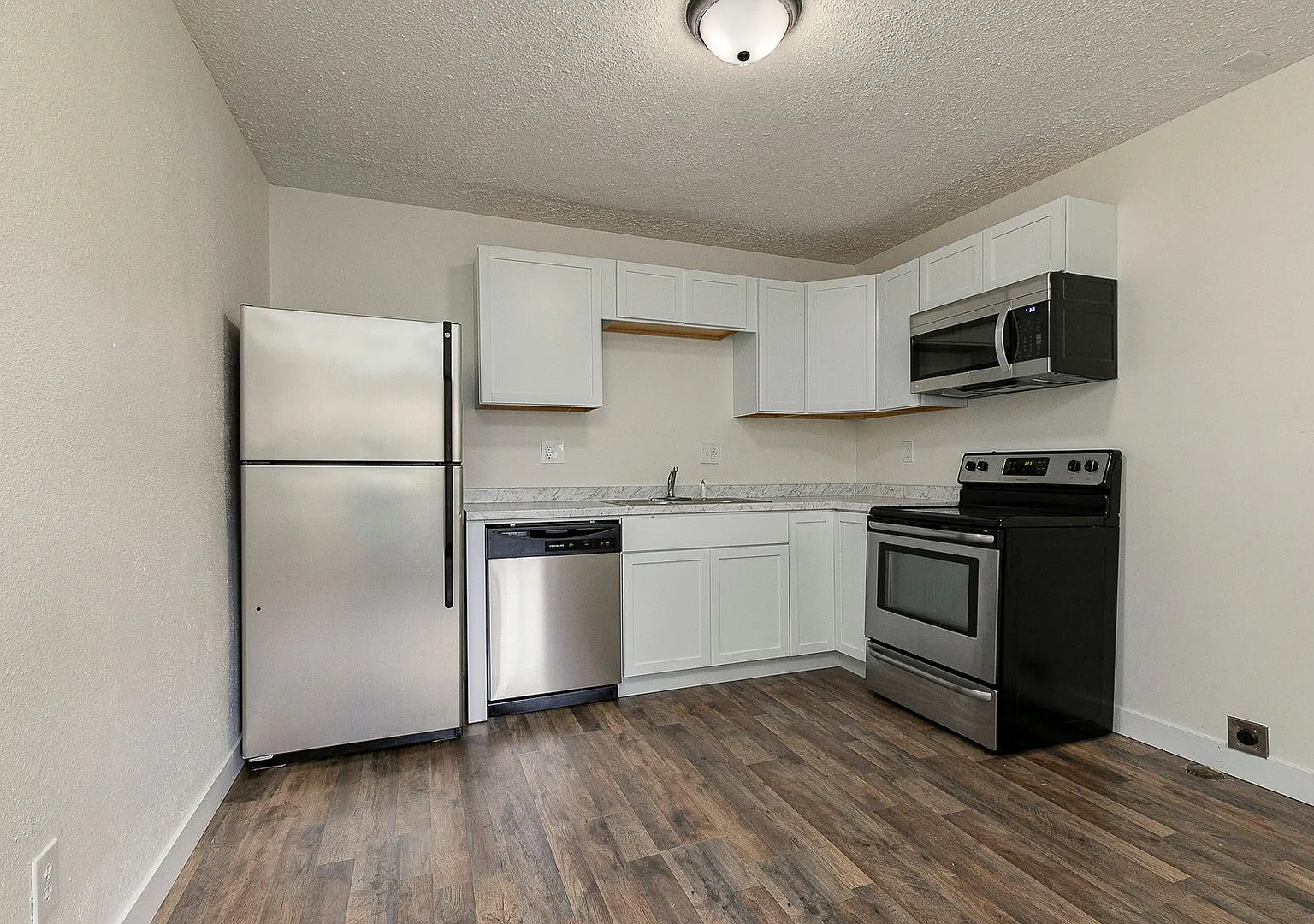 1 Bedroom | 1 Bathroom | Apartment | Located In the Heart of Downtown and Near Campus's — Photo 2