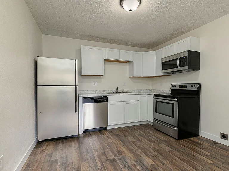733 W College St #B — Photo 2
