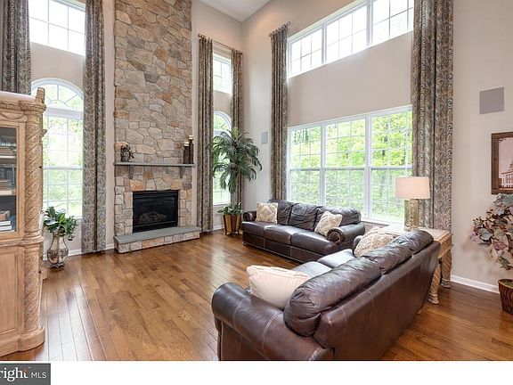 3rd image of 1605 Parker Dr