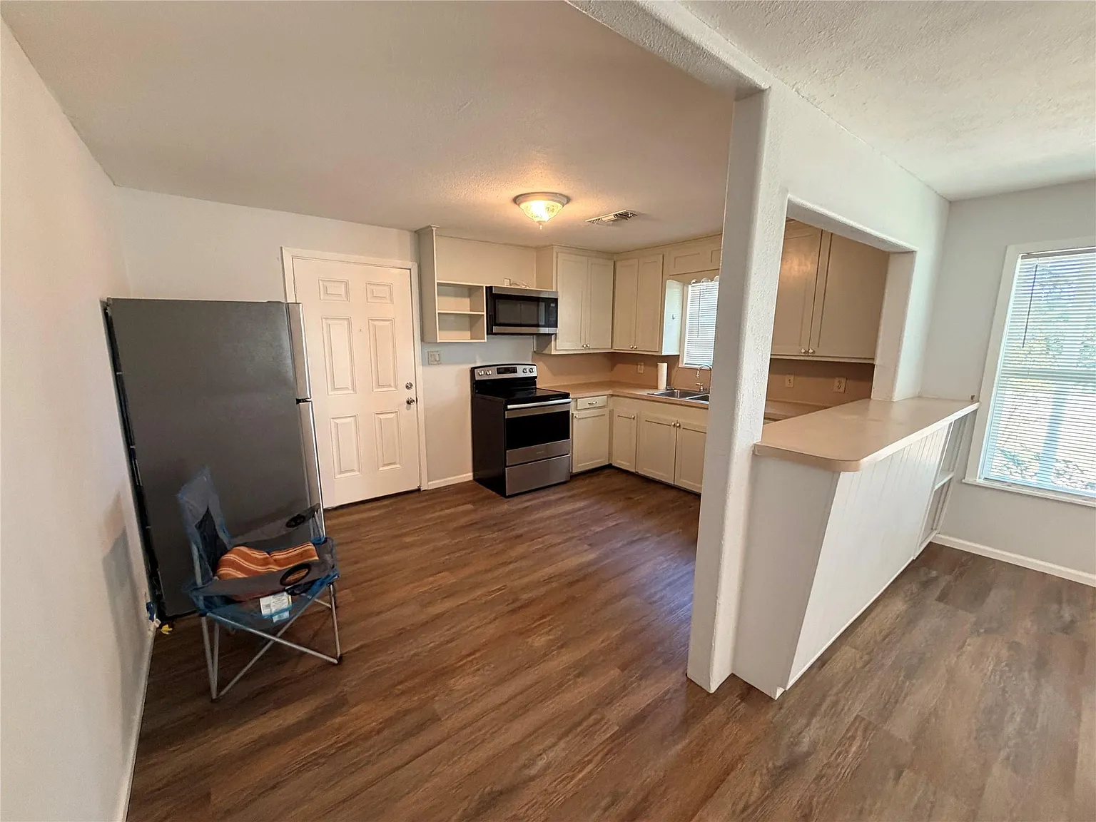 2 bed, 1.0 bath, 900 sqft, $1,050 — Photo 4