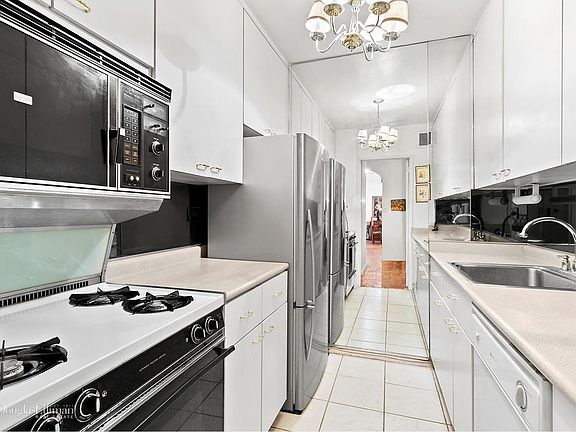 5th image of 400 E 56th St APT 39K