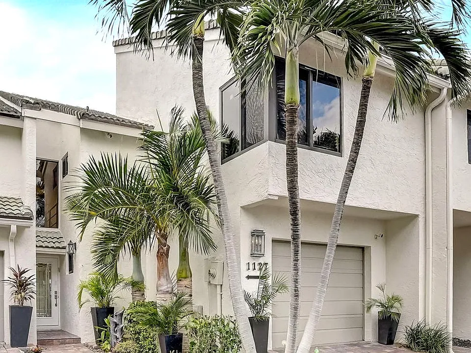 Boca Cove Ln