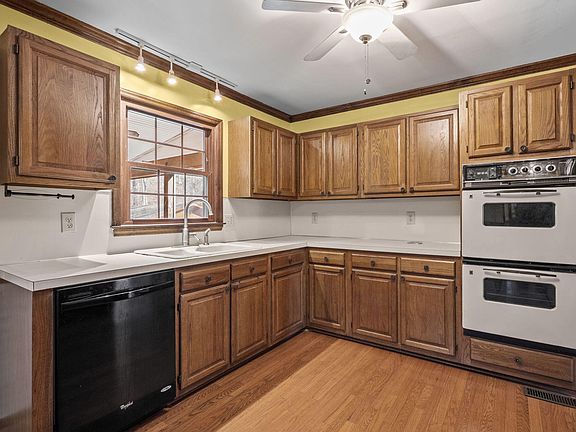 5th image of 415 Jericho Rd