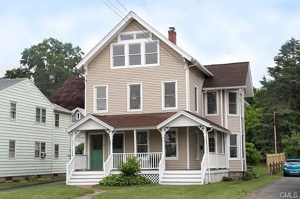 Walk to the beach, train or SoNo from this charming Victoria