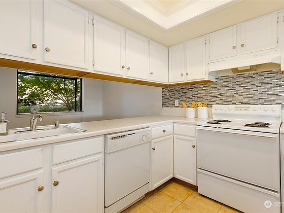 5th image of 23003 Lakeview Drive #203