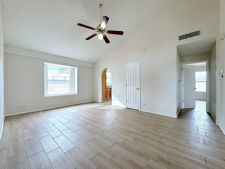 11813 Kings Arms Ct — Photo 3