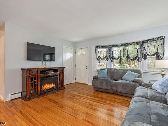 4th image of 15 Hadler Dr