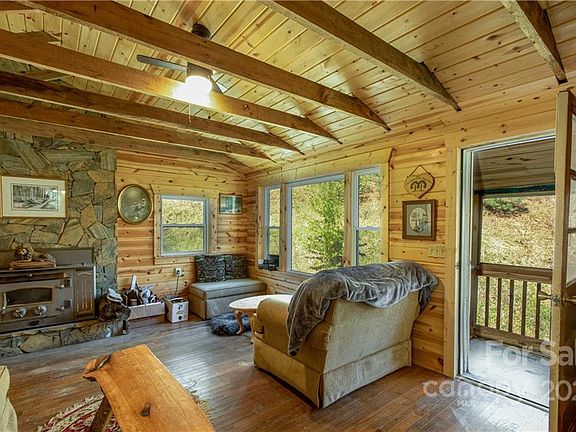 3rd image of 275 Lucy Ln