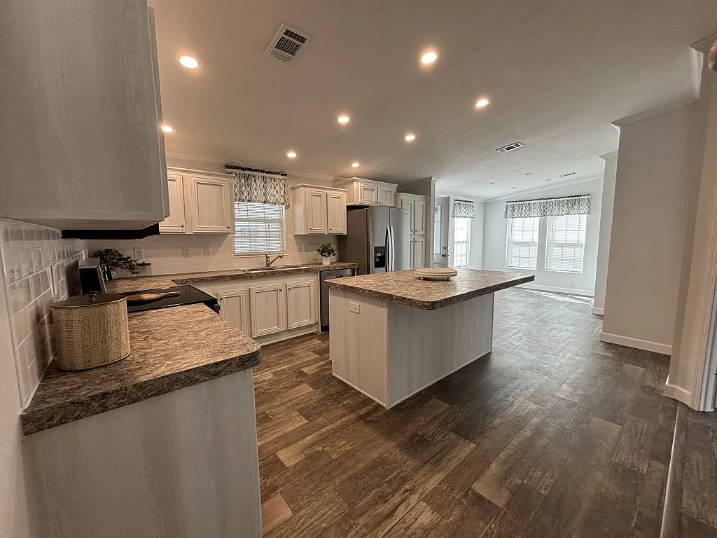 3 bed, 2.0 bath, 1355 sqft, $1,799 — Photo 2