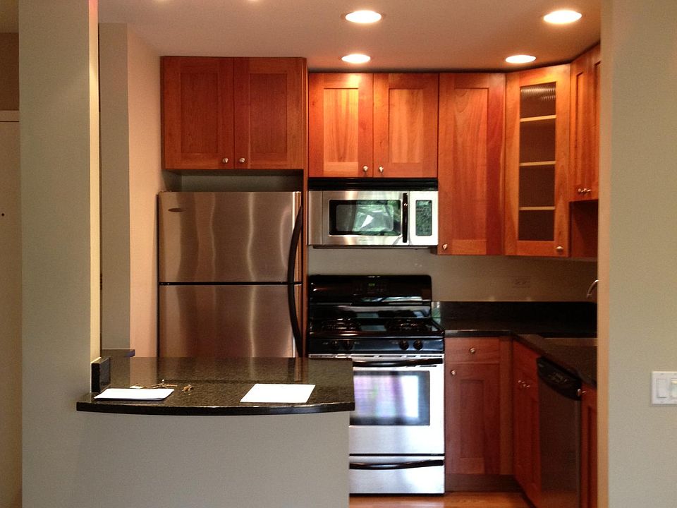 1st image of 2036 N Larrabee St #300