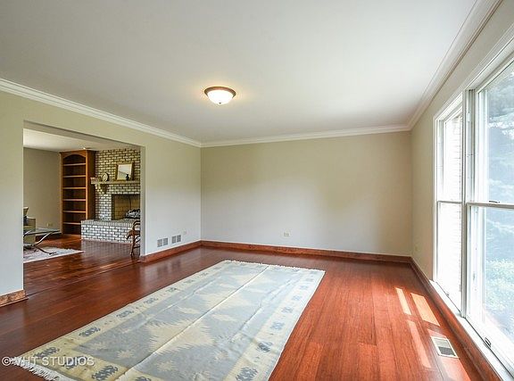3rd image of 216 Hawthorne Ct