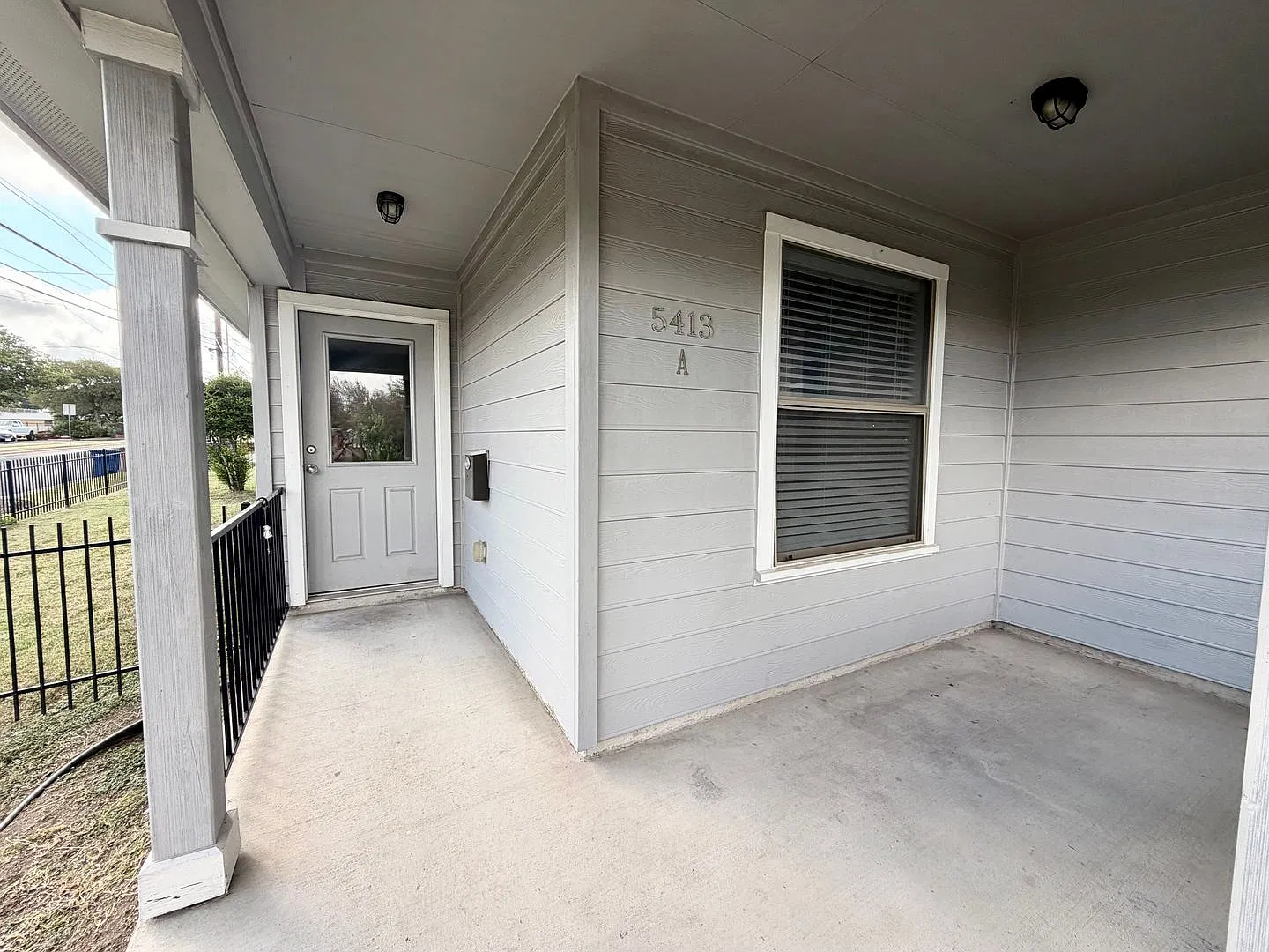 4 Bed House - North of UT Campus — Photo 2