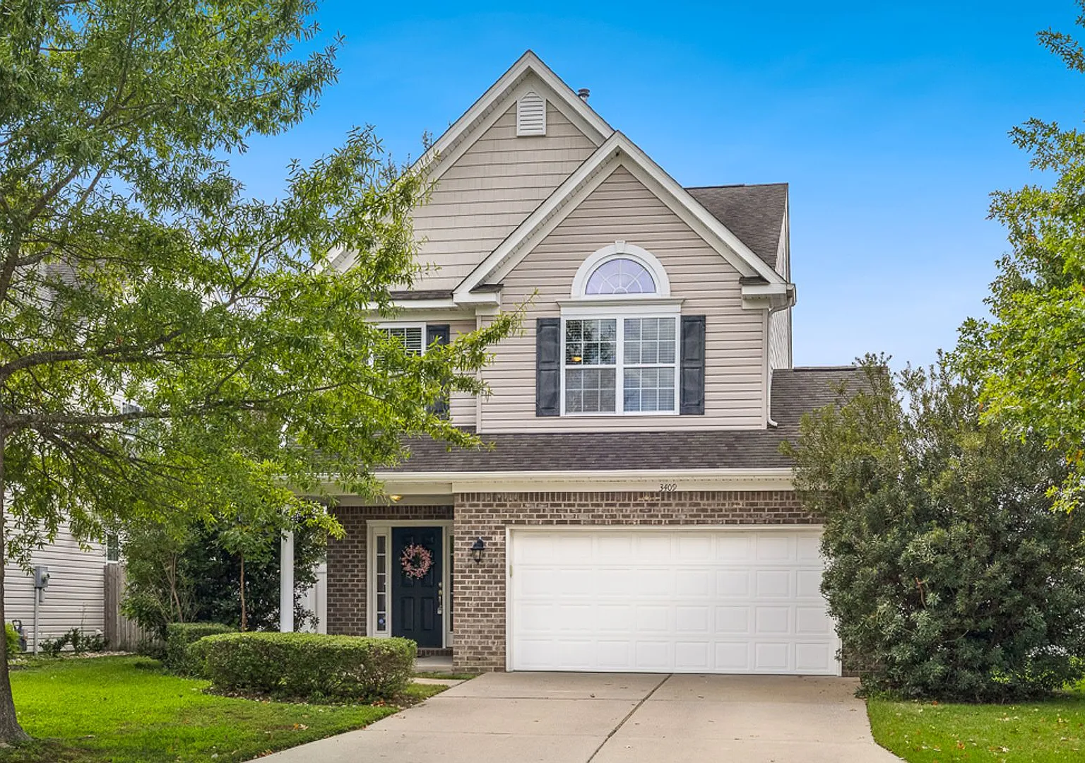 Spacious 4 bedroom, 3.5 bathroom home in Virginia Beach with new paint and carpet throughout! — Photo 1